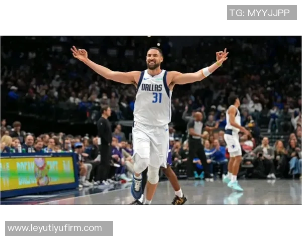 克莱汤普森逆袭之路单节狂砍37分单场14记三分震撼全场的传奇表现